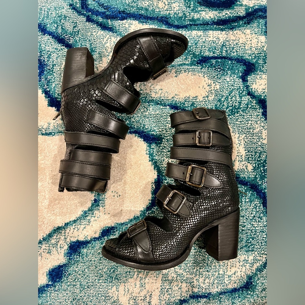 NEW in box Freebird Black Strappy Heeled Boots BOND black snake croc sandals 7